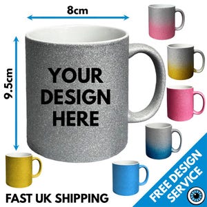 Puede incluir: Una taza con purpurina plateada e interior blanco que presenta el texto negro YOUR DESIGN HERE. La taza mide 9,5 cm de alto y 8 cm de ancho. Otras tazas m&aacute;s peque&ntilde;as con varios degradados de color brillante rodean la taza principal.
