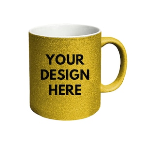 Puede incluir: Una taza con purpurina dorada, interior blanco y asa en el lado derecho. El texto "YOUR DESIGN HERE" est&aacute; impreso en letras may&uacute;sculas negras y negritas en la parte frontal de la taza. La superficie de la taza tiene un aspecto texturizado.