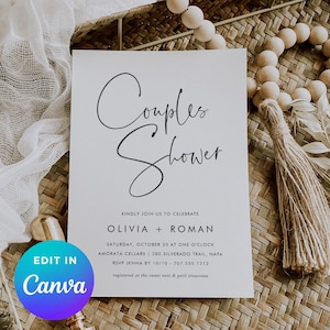 Pode incluir: Um cartão de convite branco com as palavras "Couples Shower" em escrita elegante. O cartão inclui detalhes para o chá de Olivia e Roman, com um botão de edição do Canva no canto inferior esquerdo. O cartão está sobre um fundo tecido.