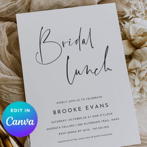 Może przedstawiać: Białe zaproszenie z napisem "Bridal Lunch" elegancką czcionką. Karta zawiera szczegóły, takie jak imię i nazwisko Brooke Evans, data, godzina i miejsce. Widoczne jest kolorowe logo "Edit in Canva". Tło przedstawia tkaninę i kwiaty.