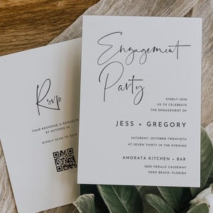 Könnte beinhalten: Zwei weiße Einladungskarten zur Verlobungsfeier mit schwarzer Schrift. Auf einer Einladung steht "Engagement Party" und Details zur Veranstaltung mit Namen, Datum, Uhrzeit und Ort. Die andere Einladung lautet "RSVP" mit einem Anfragedatum und einem QR-Code.