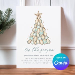 Puede incluir: Una tarjeta de invitación navideña con una ilustración en acuarela de un árbol de Navidad hecho con conchas de ostra, coronado por una estrella dorada. El texto "Tis the season" está escrito en una elegante escritura. La invitación incluye detalles del evento y un botón de Canva.