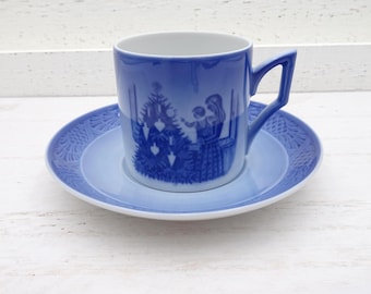 Royal Copenhagen 1981 Yule Cup & Saucer: Admiring the Christmas Tree