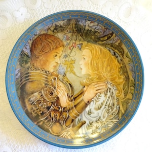 Sulamith Wülfing Beierse Love Song Fairy Tale Wall Plate, &quot;Das Gelöbnis&quot; Second Plate in Liebeslied Limited Edition Series, Koenigszelt