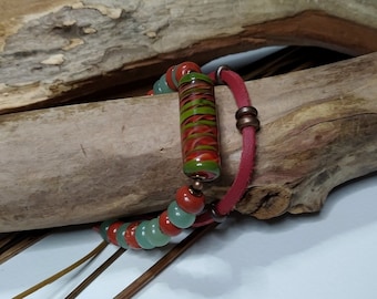 Boho-Chic-Armband, handgefertigte Lampwork-Röhrenperle, Aventurin, roter Jaspis, Edelsteine, grün/rot, bordeauxrotes Wildleder, 2 Reihen, Geschenk für Frauen