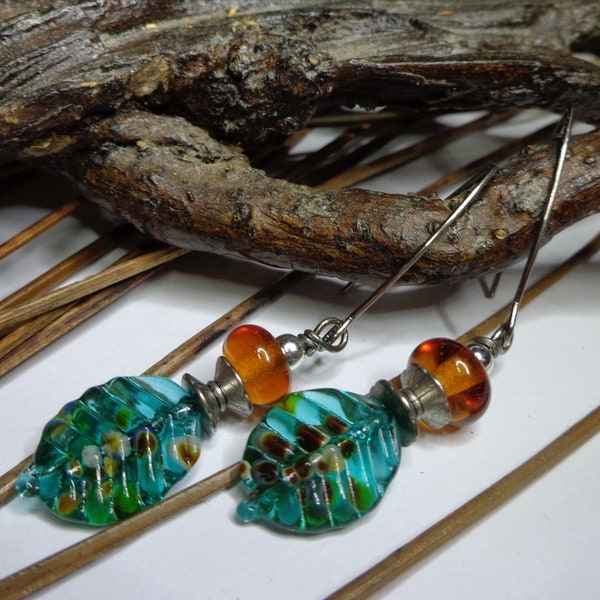 De très légères boucles d'oreilles boho chic, perles  en verre filé à la flamme, headpins feuille lampwork, vert émeraude/miel, cadeau femme