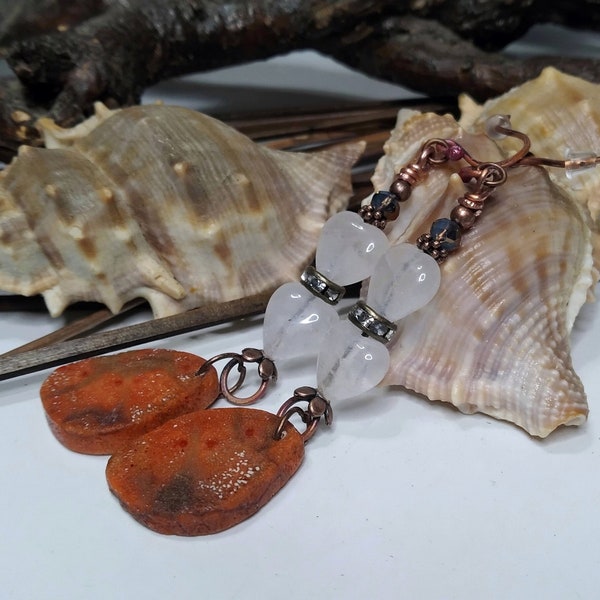 Boucles d'oreille rustique urbain, morceau plat corail fossile, perles coeur cristal de roche, citadine, rouge orangé, gaies, cadeau femme