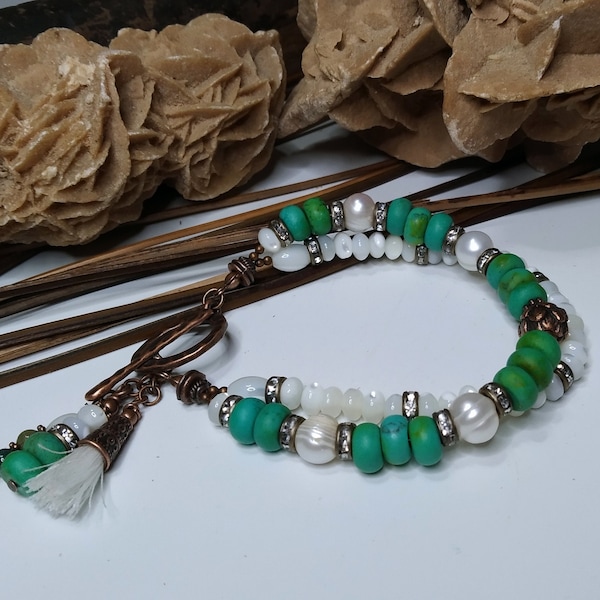 Élégant bracelet 2 rangs perles de nacre et howlite vert turquoise,  gemmes et nacre, clair et gai, bohème chic, cadeau femme