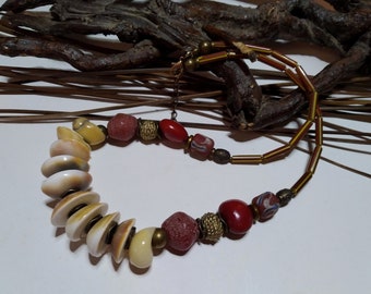 Collier ethnique tribal mi-long, perles oeil de Shiva et anciennes perles africaines en verre Ghana, graines rouges rustique, cadeau femme