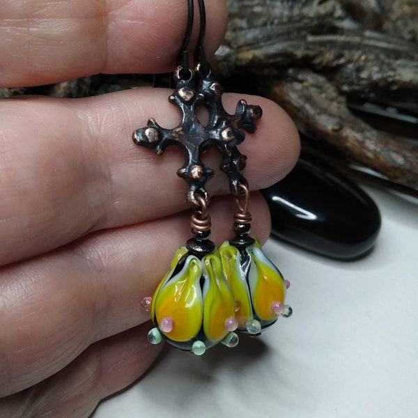 Elégantes boucles d'oreilles romantiques, fleur ou  goutte artisanales en verre filé, poétique, noir/jaune/vert/bleu, lampwork, cadeau femme