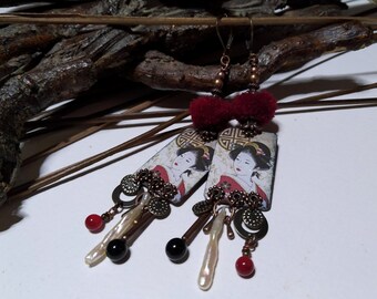 Longues boucles d'oreille japonisantes/ethniques Asie, cuivre émaillé portrait geisha, perles nacre verre filé et pompon laine, cadeau femme