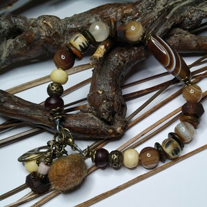 Rustikales/ethnisches Armband, großer Achatband aus Botswana, Knochen und Horn, rustikale Glasperlen, braun, halbstarr, Geschenk für Frauen