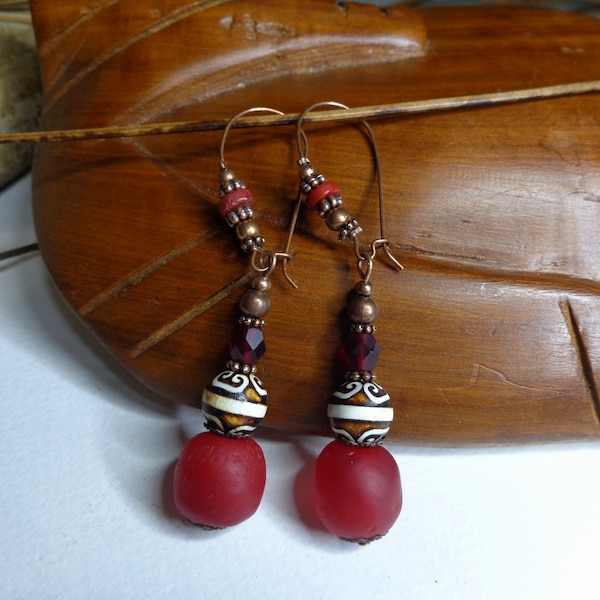 Boucles d'oreille ethniques chic, agates Dzi ocrées, perles krobos rouges, verre de bohème et d'Indonésie, rustique, tribale, cadeau femme