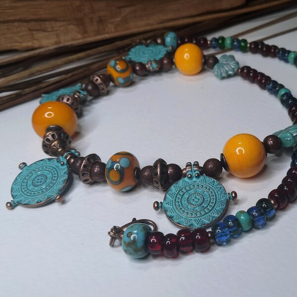 Collier court bohème/rustique/ethnique, pendentifs boussoles cuivre Mykonos, perles au chalumeau et verre tchèque, bleu/orange, cadeau femme