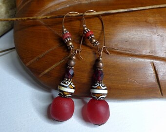 Boucles d'oreille ethniques chic, agates Dzi ocrées, perles krobos rouges, verre de bohème et d'Indonésie, rustique, tribale, cadeau femme