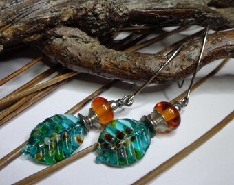 De très légères boucles d'oreilles boho chic, perles  en verre filé à la flamme, headpins feuille lampwork, vert émeraude/miel, cadeau femme