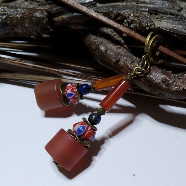 Boucles d'oreilles ethniques inspiration Tibet/Népal, perles cornaline et lapis lazuli, perles chevrons tibétaines, rouge/bleu, cadeau femme