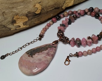 Collier court pierres fines rhodonite avec grand pendentif goutte, collier bohème chic, printemps été, gemmes roses, cadeau femme