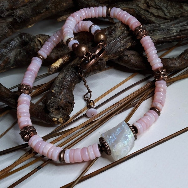 Collier court rondelles opales roses du Pérou, grosse perle druzy de quartz titane, bohème/rustique urbain, cuivre/rose, pastel,cadeau femme