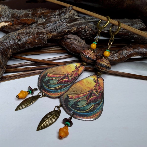 Boucles d'oreilles ethniques kangourous ,cuivre émaillé peinture aborigène, perle de papier et verre indien, jaune-orangé/vert,cadeau femme