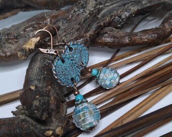 Boucles d'oreilles rutique urbain, lumineuses perles artisanales au chalumeau, connecteur cuivre Mykonos, bleu, courtes, chic, cadeau femme