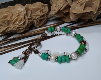 Élégant bracelet 2 rangs perles de nacre et howlite vert turquoise,  gemmes et nacre, clair et gai, bohème chic, cadeau femme