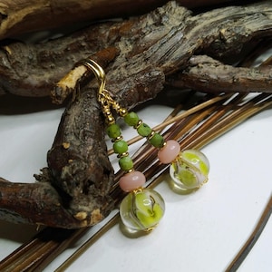 Eleganti orecchini, perle cubiche di giada e opale rosa provenienti dal Perù, perle realizzate a mano con la tecnica del lampwork, verdi e rosa, allegre, un regalo per le donne