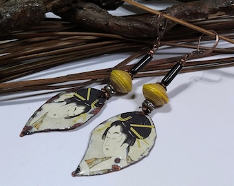 Boucles d'oreille japonisantes ethniques Asie, cuivre émaillé geisha, perles d'onyx noir, perles de papier, noir/jaune/beige, cadeau femme