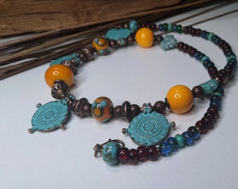 Collier court bohème/rustique/ethnique, pendentifs boussoles cuivre Mykonos, perles au chalumeau et verre tchèque, bleu/orange, cadeau femme