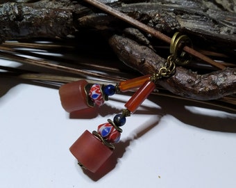 Boucles d'oreilles ethniques inspiration Tibet/Népal, perles cornaline et lapis lazuli, perles chevrons tibétaines, rouge/bleu, cadeau femme