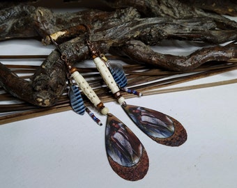 Longues boucles d'oreille ethniques amérindiennes, cuivre émaillé portrait femme, perles en os, minuscules plumes de geai, cadeau femme