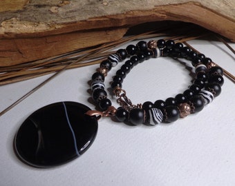 Collier court boho chic, gros pendentif disque en agate, perles en onyx et jaspe zèbre, collier gemmes noires, cadeau femme