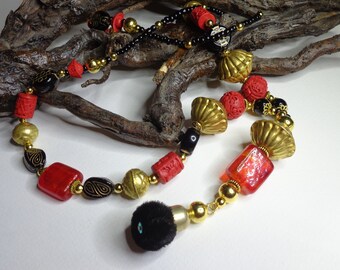 Collier sautoir ethnique Asie en rouge et or, perles tibétaines laiton doré, lampwork rouge à la feuille d'or, perles cinabre, cadeau femme