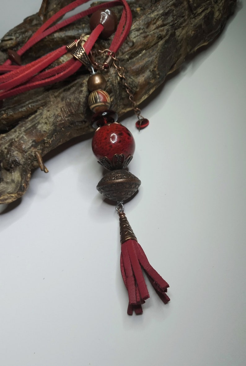 Collier sautoir bohème bordeaux, céramiques anciennes et moderne, verre filé et pompon, belle suédine, esprit minimaliste, cadeau femme image 5