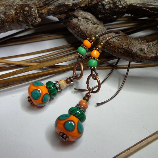 Boucles d'oreille courtes boho chic, rustique urbain, perles au chalumeau et malachite, mandarine et vert, crochets artisanaux, cadeau femme