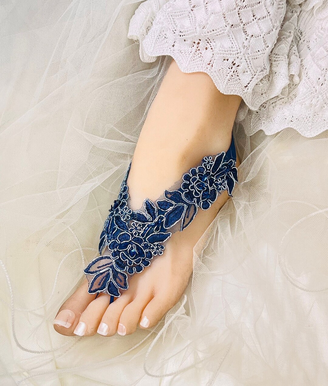 Sandalias descalzas de boda con encaje de cuentas azules, joyería