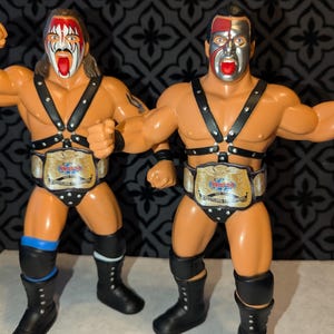 4 cinture Tag Team personalizzate WWE WWF Ljn Big Rubber Guys (figure non incluse) immagine 8