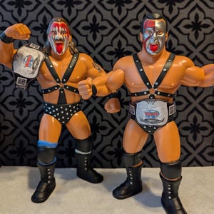 4 cinture Tag Team personalizzate WWE WWF Ljn Big Rubber Guys (figure non incluse) immagine 11