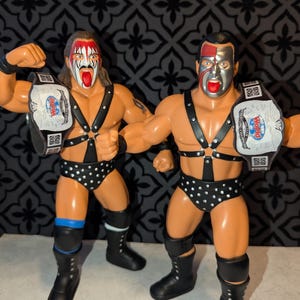4 cinture Tag Team personalizzate WWE WWF Ljn Big Rubber Guys (figure non incluse) immagine 5