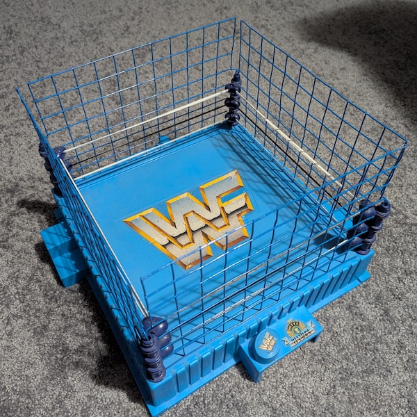 カスタム WWF WWE レトロ ハスブロ ケージと 2 つのベルト (フィギュアとリングは含まれていません)
