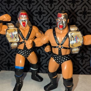 4 cinture Tag Team personalizzate WWE WWF Ljn Big Rubber Guys (figure non incluse) immagine 3