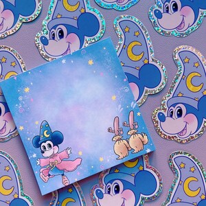 Könnte beinhalten: Ein Set mit 12 holografischen Aufklebern mit einem Cartoon-Mickey Mouse, der als Zauberer verkleidet ist. Die Aufkleber haben ein blaues, violettes und gelbes Farbschema mit Glitzerakzenten. Die Aufkleber sind perfekt, um Ihrem Planer, Laptop oder Ihrer Wasserflasche einen Hauch von Fantasie zu verleihen.