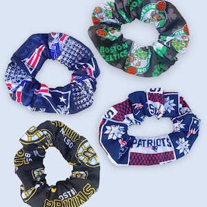 Puede incluir: Cuatro scrunchies coloridos con diferentes logotipos de equipos deportivos de Boston. Los scrunchies están hechos de tela y tienen una banda elástica extensible. Los logotipos incluyen los Boston Celtics, los Boston Bruins, los New England Patriots y los Boston Red Sox.