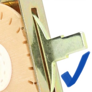 Puede incluir: Primer plano de un interruptor rotatorio de color dorado con una perilla beige. El interruptor est&aacute; etiquetado como "FITS THIS STYLE USA SPEC SWITCH".