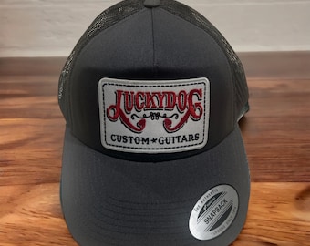 Übergroße XXL Lucky Dog Gitarren - Anthrazit Vorderseite / Schwarze Netz Rückseite - Trucker Cap - mehrere gestickte Patch-Optionen - große Größe XXL