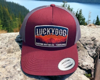 XXL oversized Lucky Dog Guitars Maroon/Grijs Mesh Trucker Mesh balpet - SnapBack meshback groot formaat