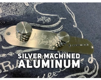 Zilveren Lucky Dog-vervangingsplaat tele-telecaster gegraveerd logo met schuine schakelaarsleuf voor eenvoudig schakelen. Met Lucky Dog-logo.