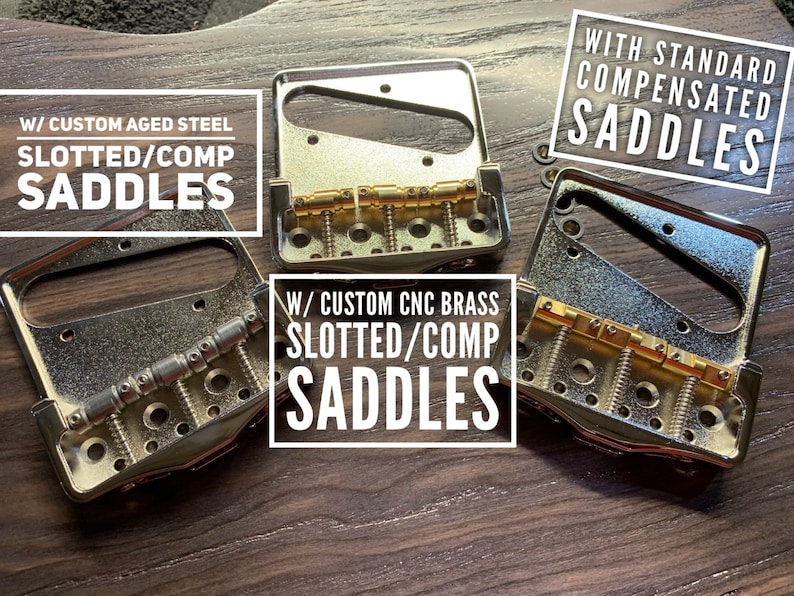 Op de afbeelding: Drie gitaarbrugzadels met verschillende afwerkingen. Het bovenste zadel is gelabeld "With Standard Compensated Saddles". Het middelste zadel is gelabeld "W/ Custom Aged Steel Slotted/Comp Saddles". Het onderste zadel is gelabeld "W/ Custom CNC Brass Slotted/Comp Saddles".