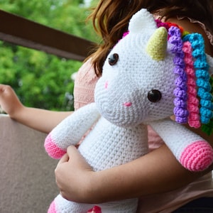 英語とスペイン語のかぎ針編みパターン - フレンドリーなユニコーンのミミ - 高さ 15 インチ/38 cm - 動物のあみぐるみ - 子供のおもちゃ - インスタント PDF ダウンロード