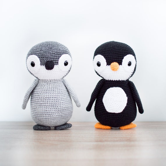 Toymis Pinguino Positivo All'Uncinetto 6cm - Portachiavi Regalo Incoraggiamento Con Biglietto E Base In Legno (Grigio)